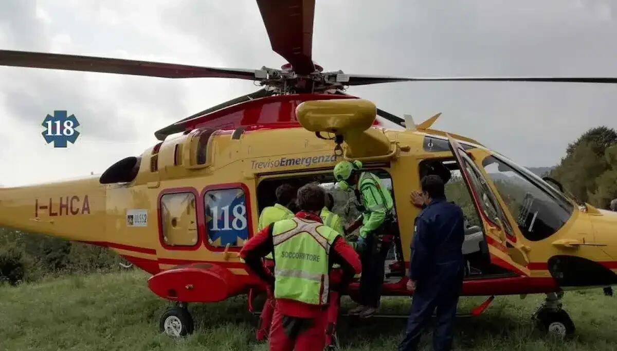 Bimba di 6 anni travolta da un'auto in transito vicino alla fermata dello scuolabus: è gravissima - 