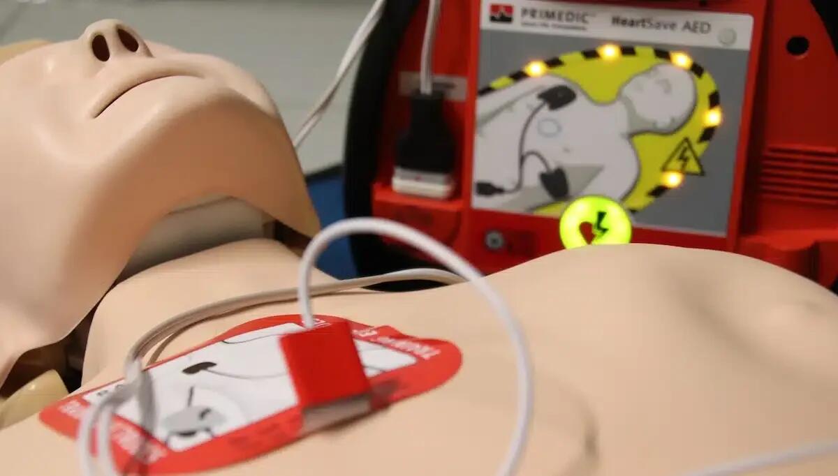 Colpito da un infarto mentre guarda una partita al campo sportivo: 75enne defibrillato dai presenti - 
