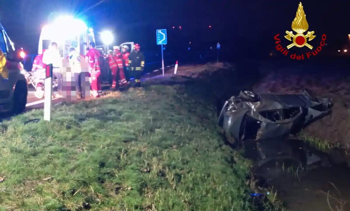 Piomba con l'auto nel canale, poi si ribalta: morto un giovane, altri 5 feriti - 