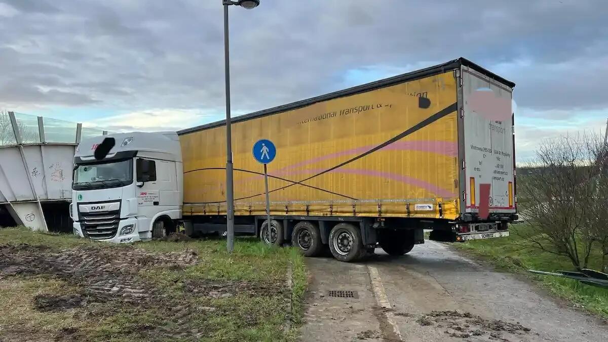 "Tradito" dal navigatore tir finisce bloccato nella ciclopedonale: strada chiusa, rimozione in corso - 