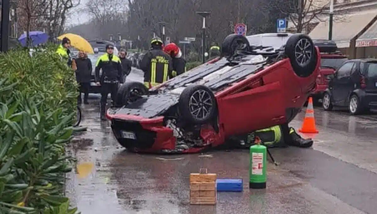 Si schianta con l'auto e si ribalta contro una Fiat 600 che finisce su un plateatico: tragedia sfiorata - 