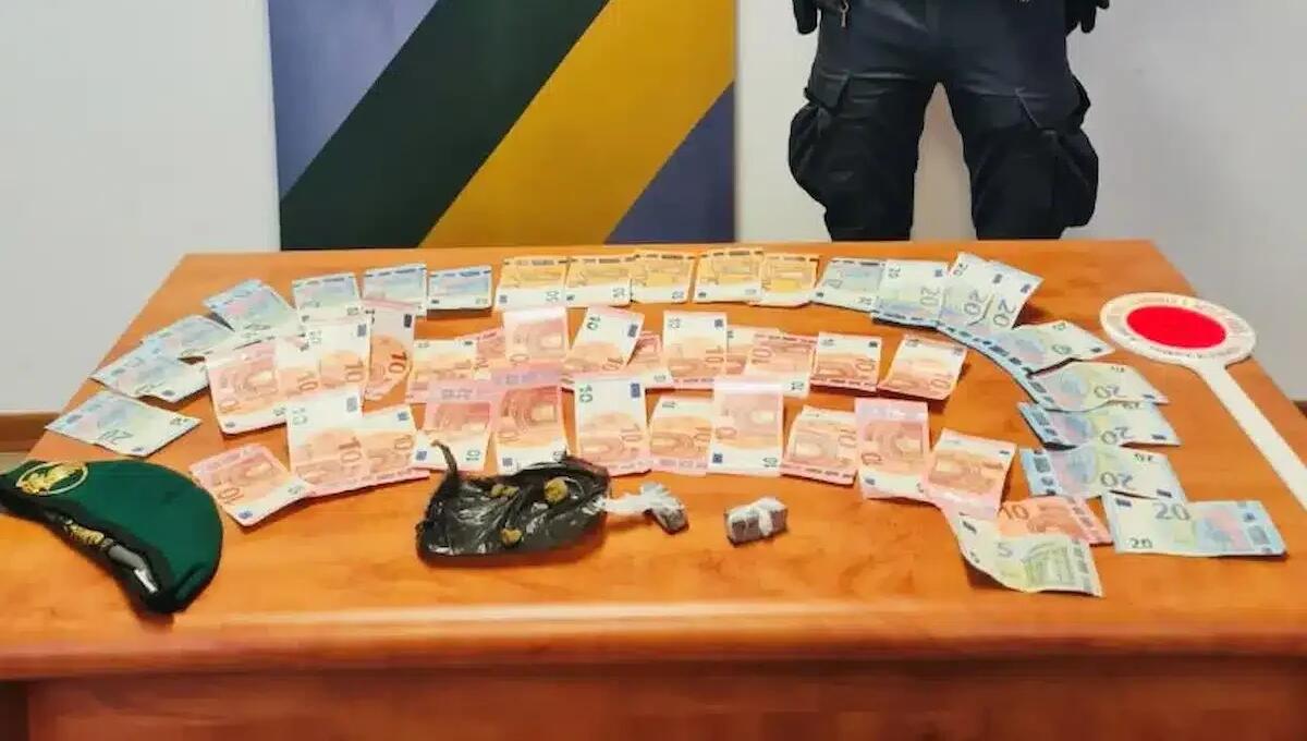 All'arrivo dei finanzieri occulta la droga nei cespugli: "Lora" fiuta l'hashish, denunciato spacciatore - 