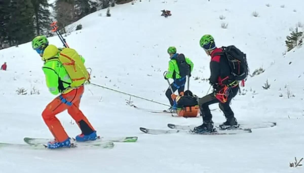 Cade mentre scende dall'ex pista delle Fratte: scialpinista 70enne soccorso con quad cingolato - 