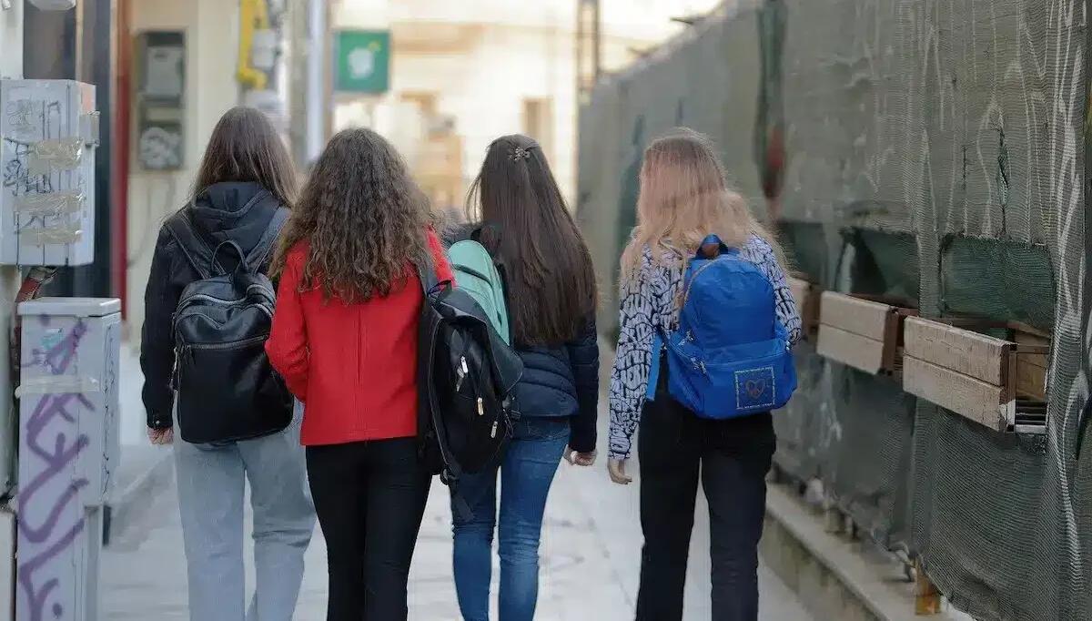 Trovano 100mila euro per terra e li consegnano alla Polizia: grande gesto di onestà degli studenti in gita - 