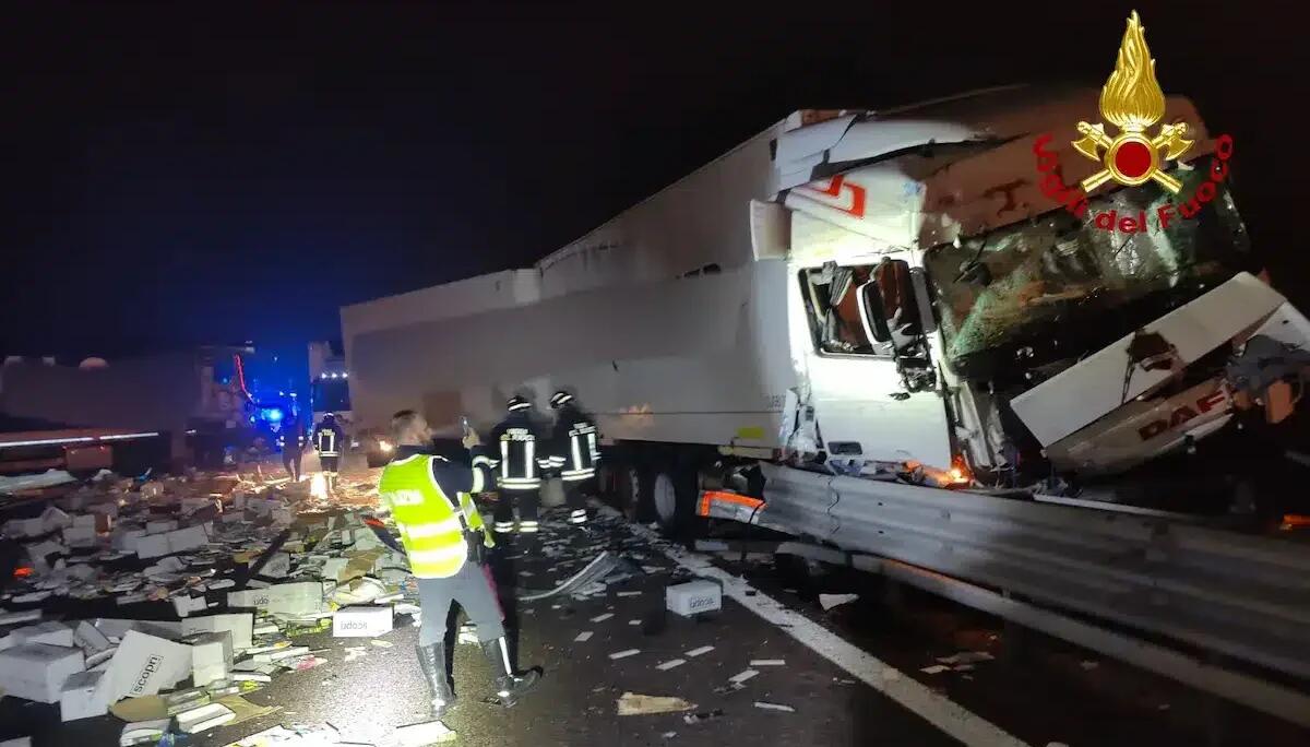 Scontro tra mezzi pesanti in A4: ferito un camionista, il carico invade la carreggiata - 