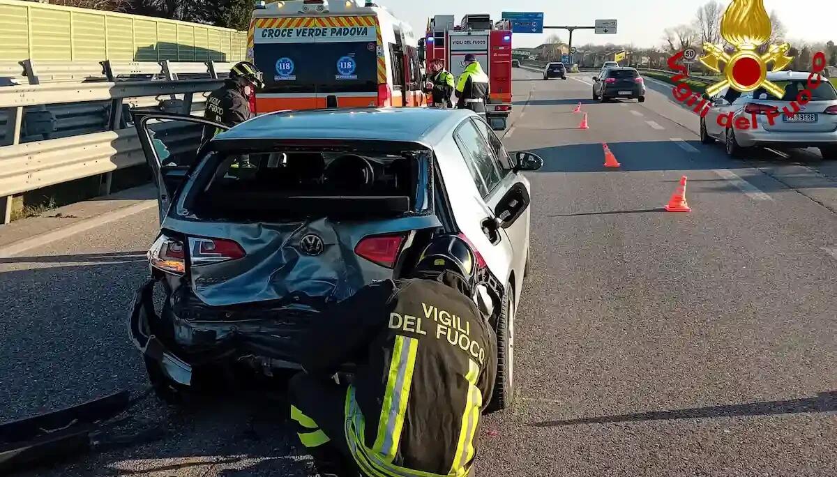 Incidente a catena tra tre veicoli: due persone ferite - 