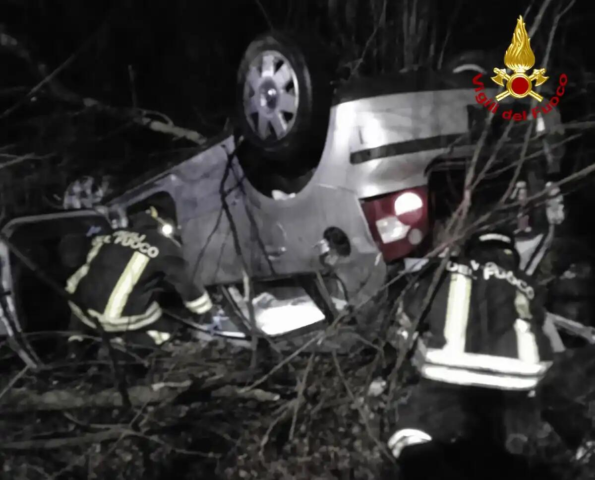 L'auto sbanda e volano per 20 metri nella boscaglia: 2 feriti, un giovane intrappolato a testa in giù - 