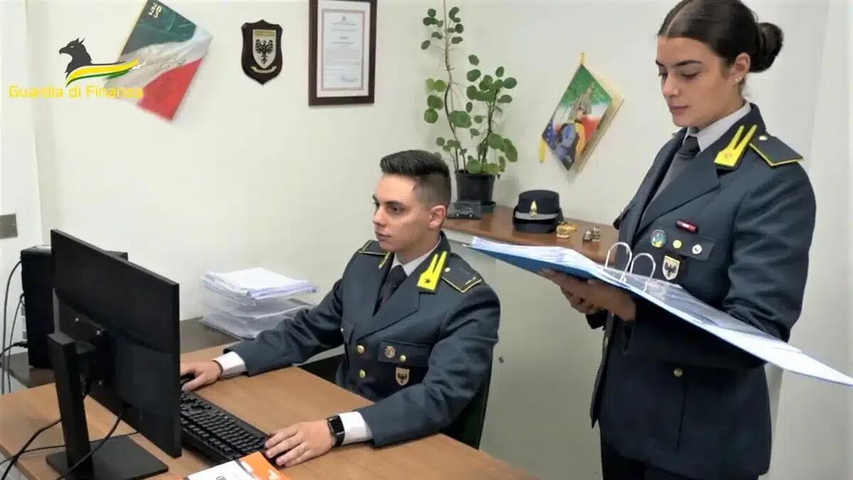 Aveva usato i soldi dell'azienda per acquistare beni di lusso e una villa sul Garda: denunciato ex dirigente -