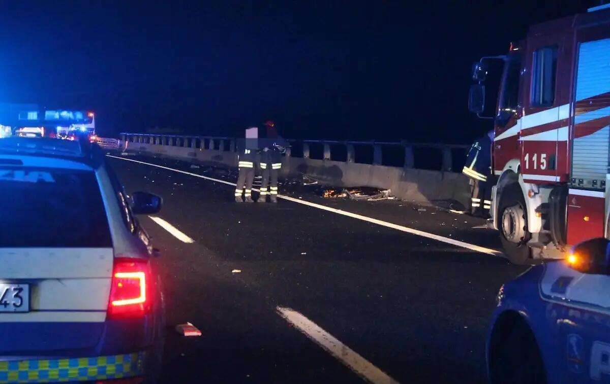 Malore al volante, il Tir si ferma in mezzo alla strada: autista deceduto, traffico paralizzato sull'A4 - 