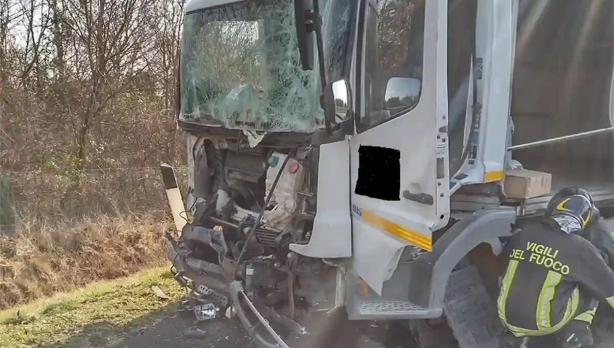 Raffica di incidenti: autostrada A28 chiusa, una persona ferita e lunghe code - 