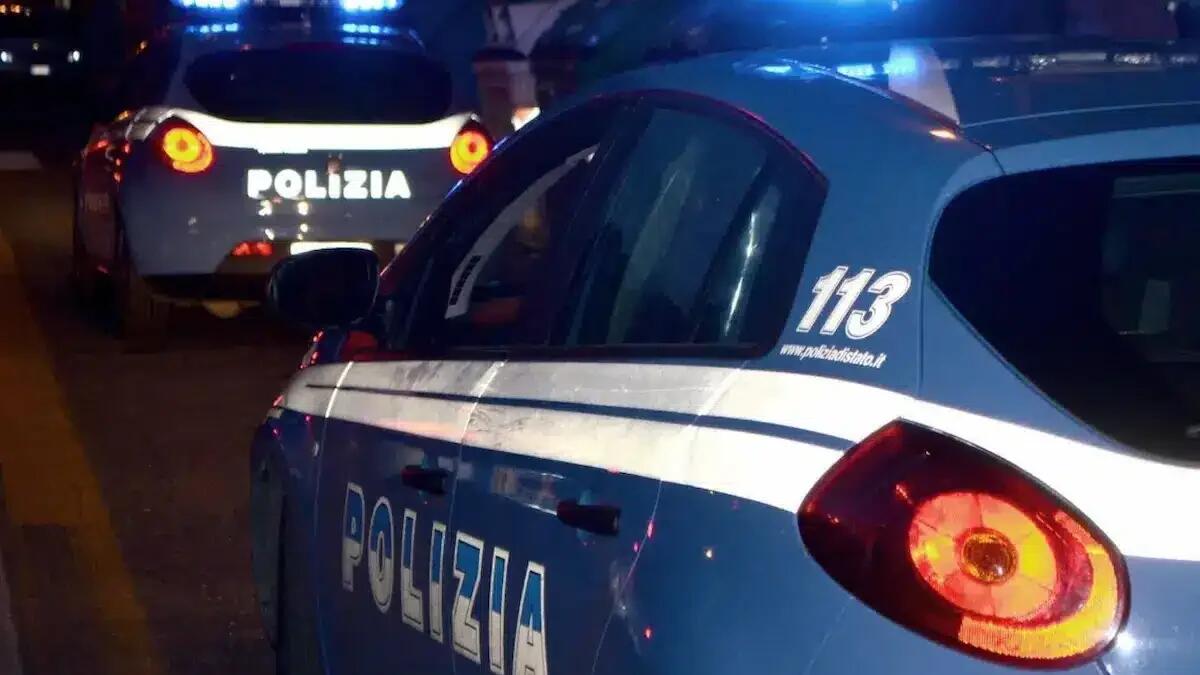 Cerca di fuggire e poi aggredisce i poliziotti lanciando bottiglie di vetro: ferito un agente - 