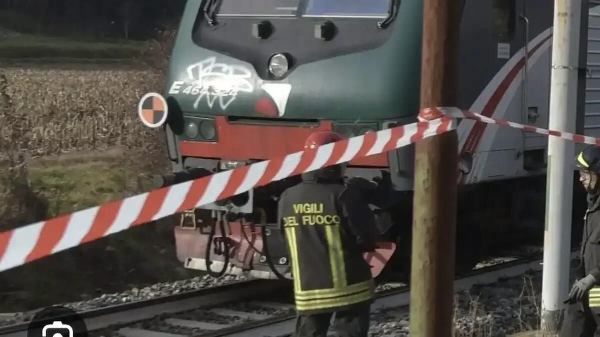 Tragedia lungo la ferrovia: treno investe una persona, ritardi e corse cancellate - 