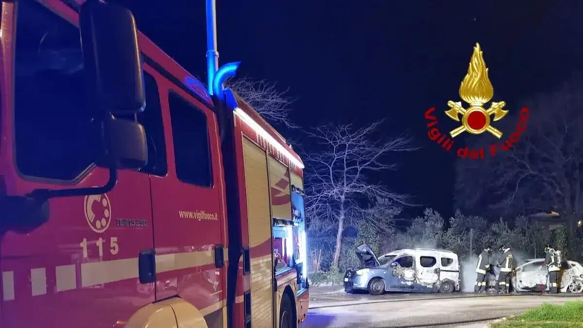 Incendio nella notte a Trieste, due auto prendono fuoco: veicoli distrutti dalle fiamme, indagini in corso - 