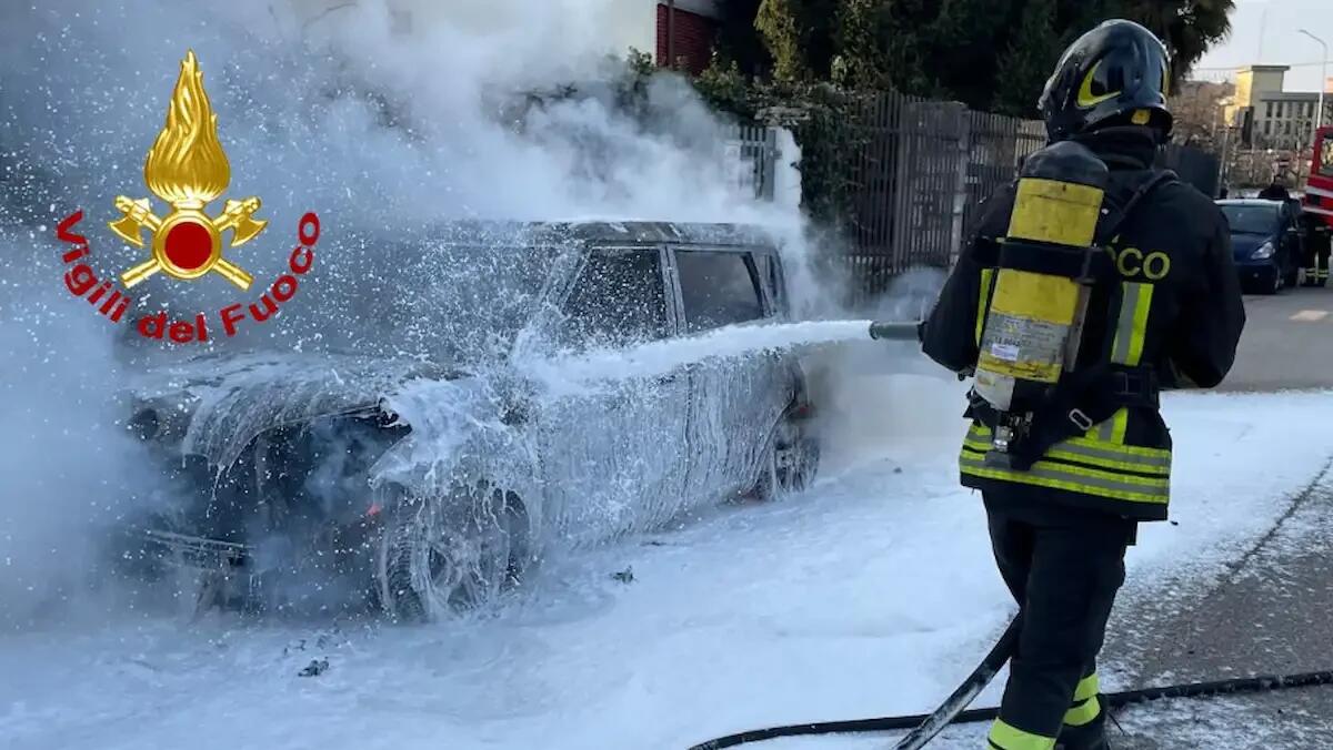 Auto va a fuoco e viene distrutta dalle fiamme: indagini in corso sulle cause dell'incendio - 