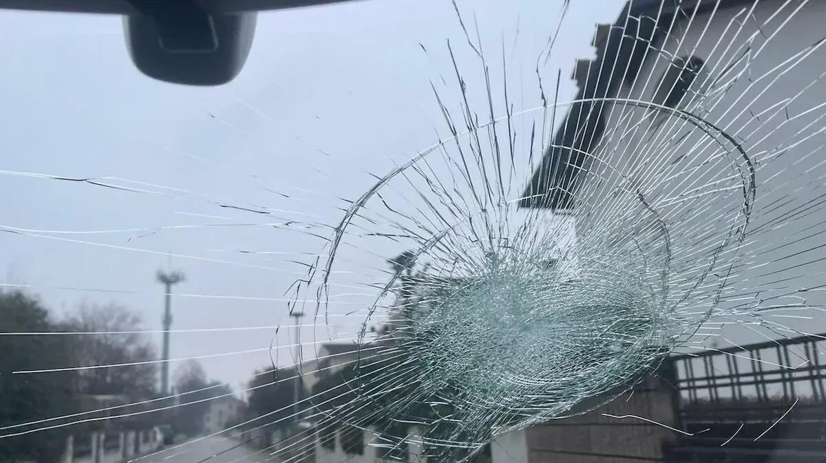 Scaglia una pietra su un'auto: vetro in frantumi, padre e figlie piccole sotto shock, vandalo fugge in bici - 