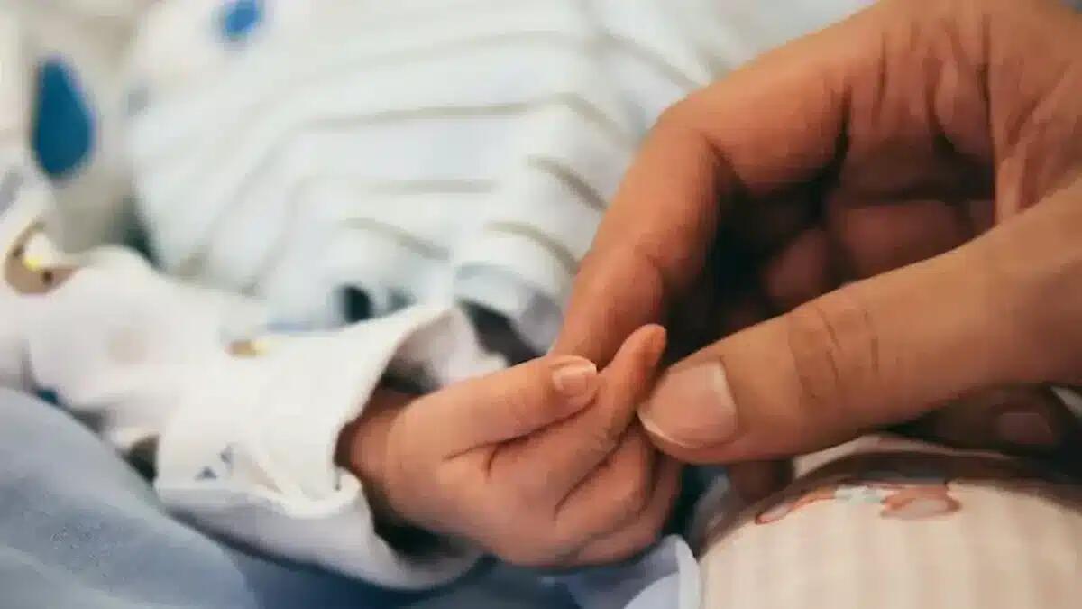 Partorisce da sola nel bagno di casa prima dell'arrivo dell'ambulanza: mamma Laura dà alla luce Gabriele - 