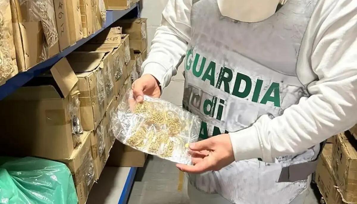 Extra controlli di San Valentino nei negozi: sequestrati 2,5 milioni di articoli di bigiotteria irregolare - 