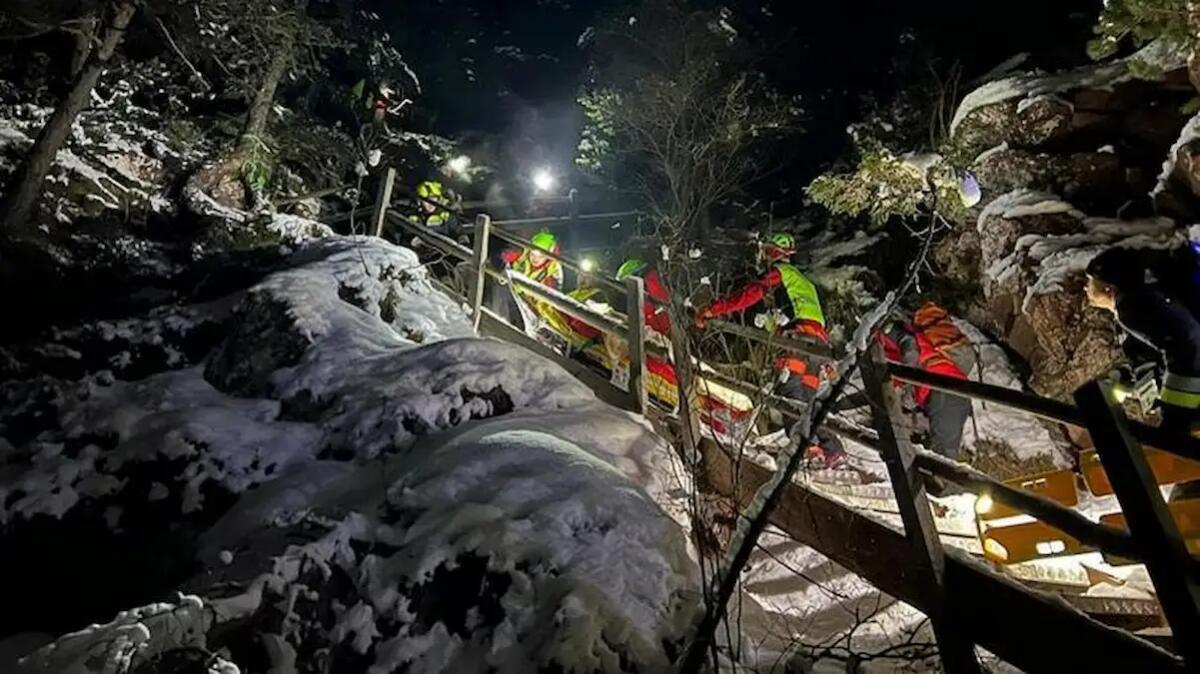 Perde l'appiglio e precipita in una cascata di ghiaccio: alpinista estratto dalla gola, è grave -