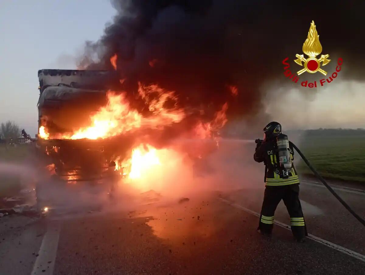 Fora uno pneumatico, accosta e scoppia l'incendio al mezzo pesante: in salvo il conducente - 