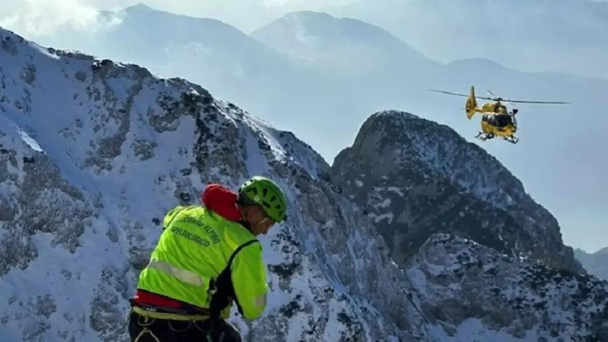 Si accascia sulla neve durante un'escursione: muore scialpinista - 
