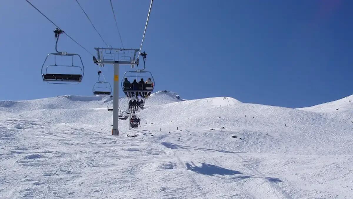 Si lancia dalla seggiovia per girare un video da postare sui social: multa di 150 euro per il minorenne - 