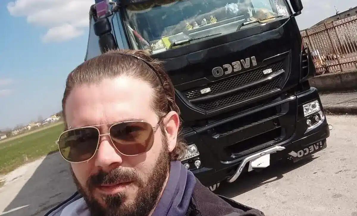 Thomas Gobbi muore schiacciato dalla cabina del suo Tir: sarebbe diventato papà tra sei mesi - 