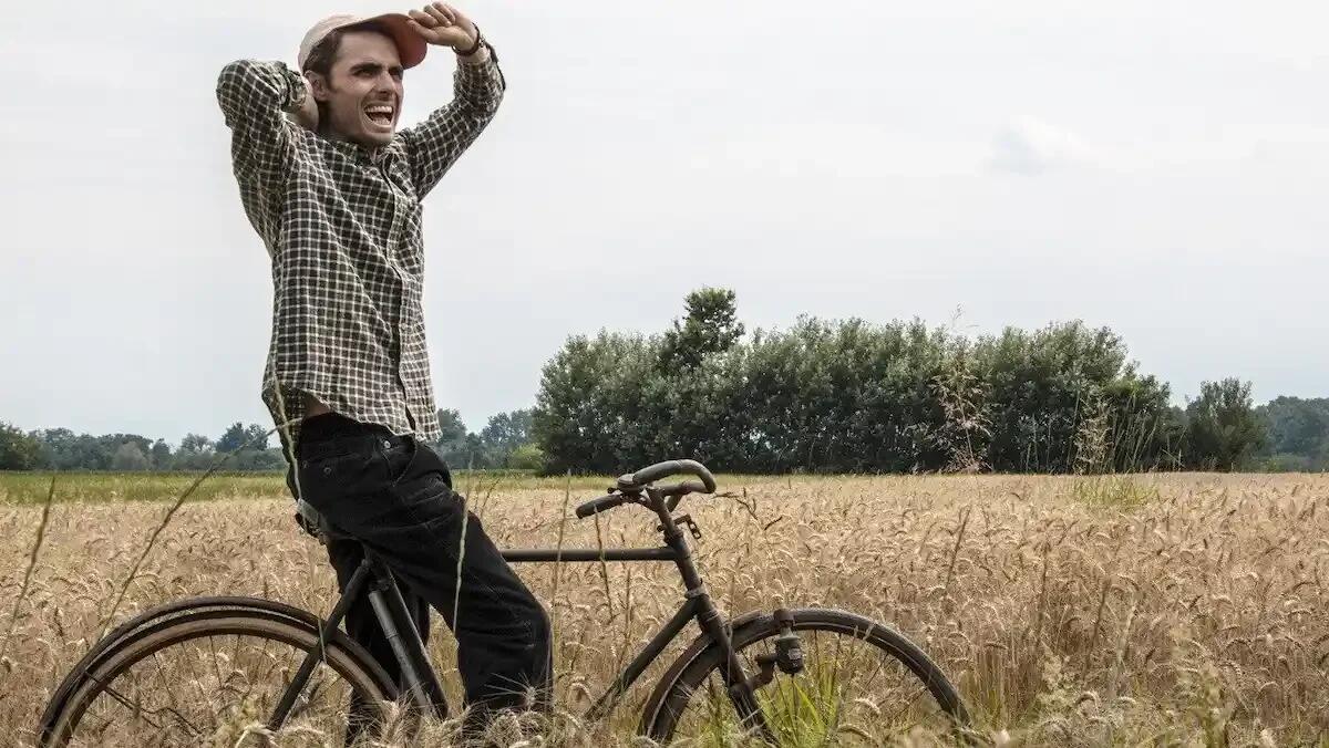 "Mi abbatto e sono felice": il monologo eco-sostenibile di Daniele Ronco a Latisana - 