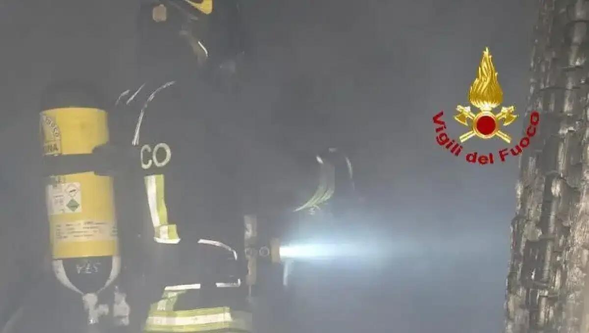 Negozio di elettrodomestici a fuoco, evacuato il condominio soprastante - 