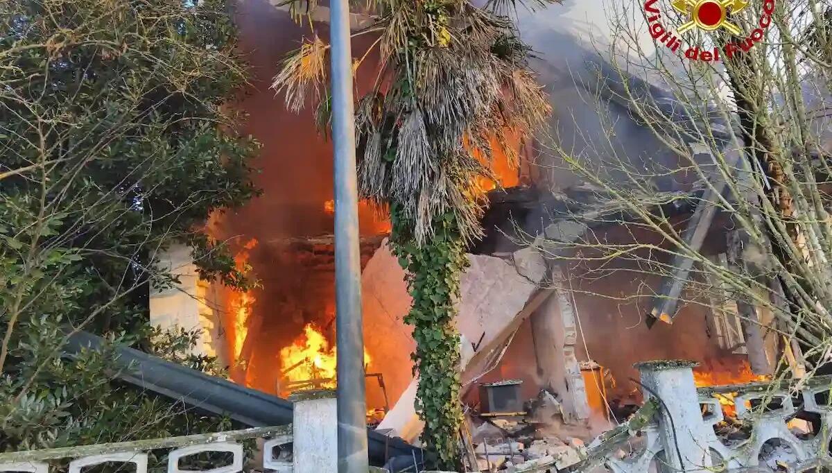 Prima l'esplosione, poi l'incendio: abitazione divorata dalle fiamme, ferite due donne, suocera e nuora - 