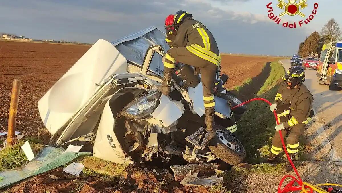 Piomba nel canale di scolo col furgone: conducente estratto dalla cabina di guida deformata, è gravissimo - 
