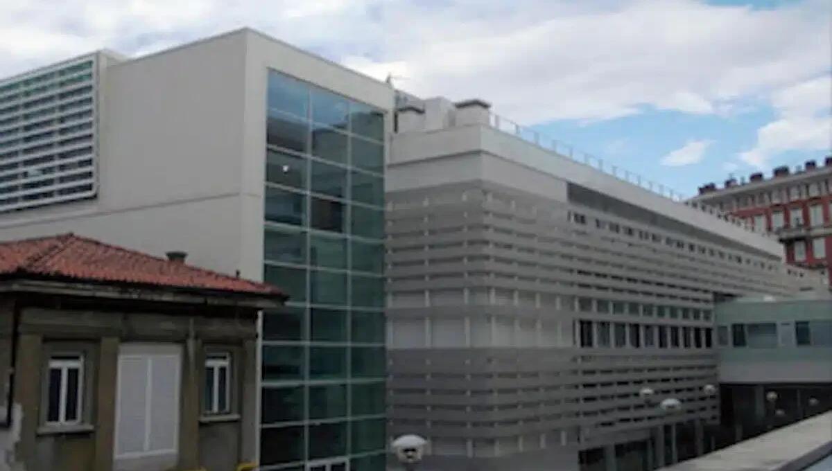 In preda alla disperazione, si lancia dal muro di cinta dell'ospedale: 21enne si frattura due vertebre - 