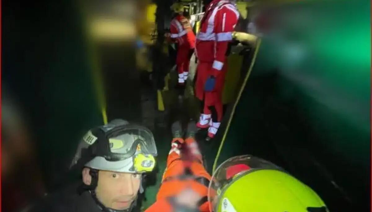 Precipita da una scala sul ponte di una nave e fa un volo di 5 metri: uomo finisce d'urgenza in ospedale - 