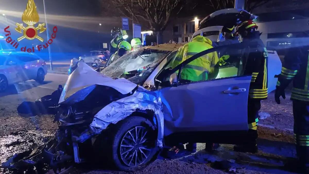 Grave scontro frontale all'alba tra due auto: 4 feriti estratti dalle lamiere, traffico deviato - 