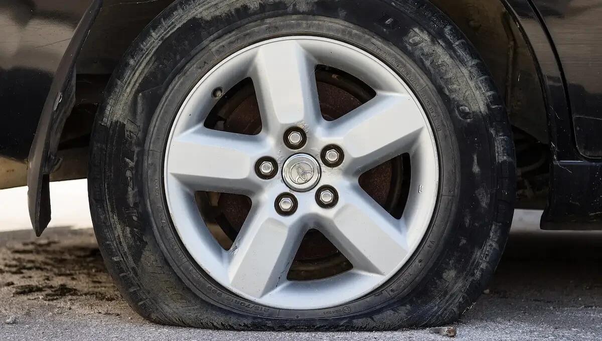 Vandali in azione: forate le gomme di 29 auto, scia di danni visibili lungo tutta la strada - 