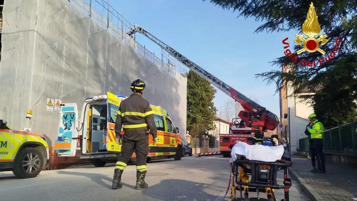 Cade dal tetto durante dei lavori di ristrutturazione: operaio elisoccorso e portato d'urgenza all'ospedale - 