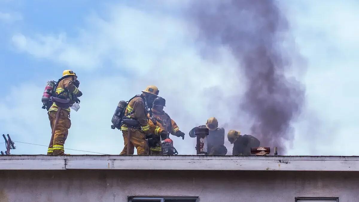 Spinea, incendio in un magazzino di via Matteotti: nube di fumo e paura tra i residenti - 