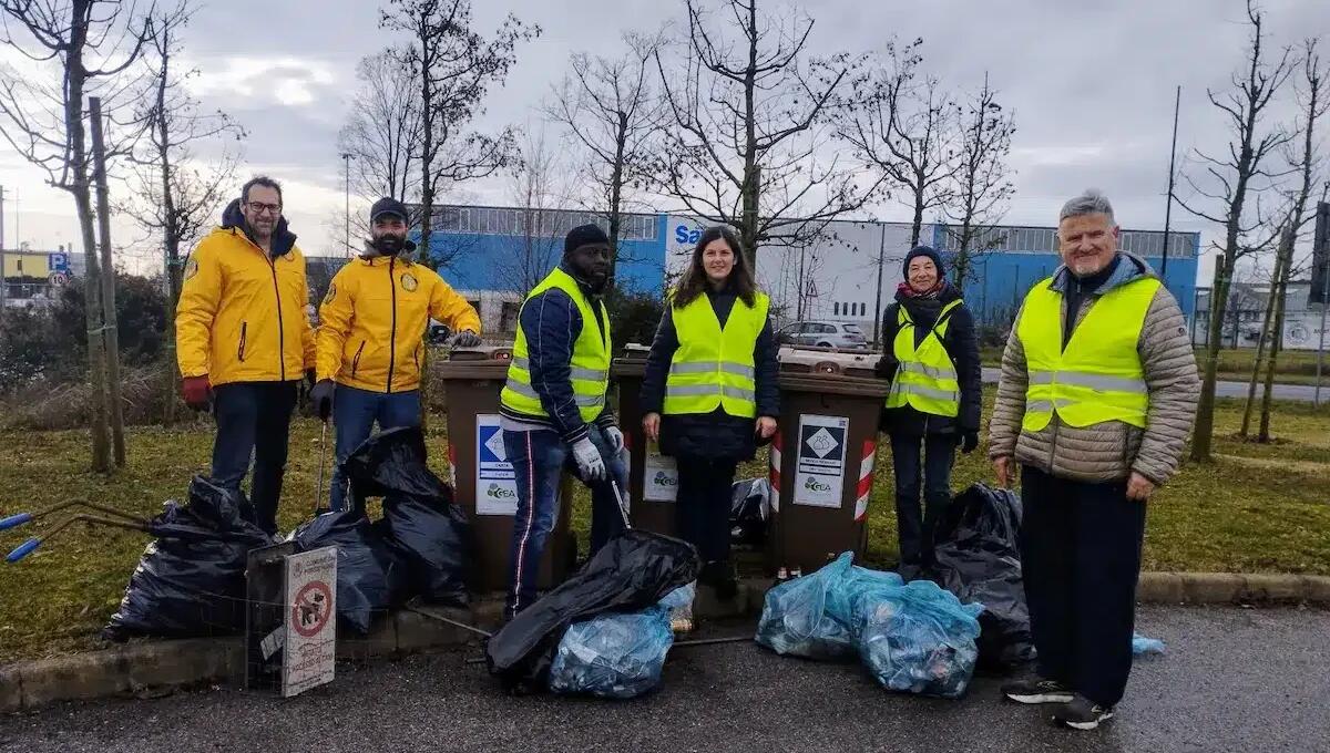 Puliamo i quartieri: i volontari di Pordenone raccolgono 100 kg di rifiuti - 