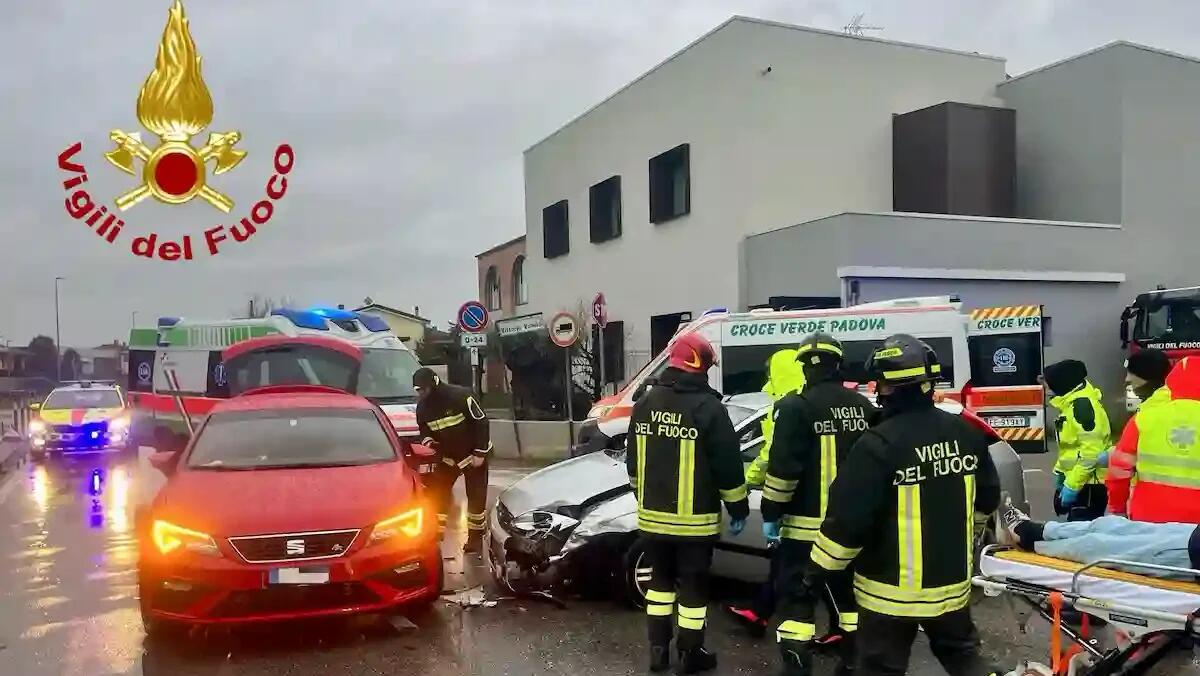 Scontro tra due auto, pronto intervento dei soccorsi: tre persone finite in ospedale - 