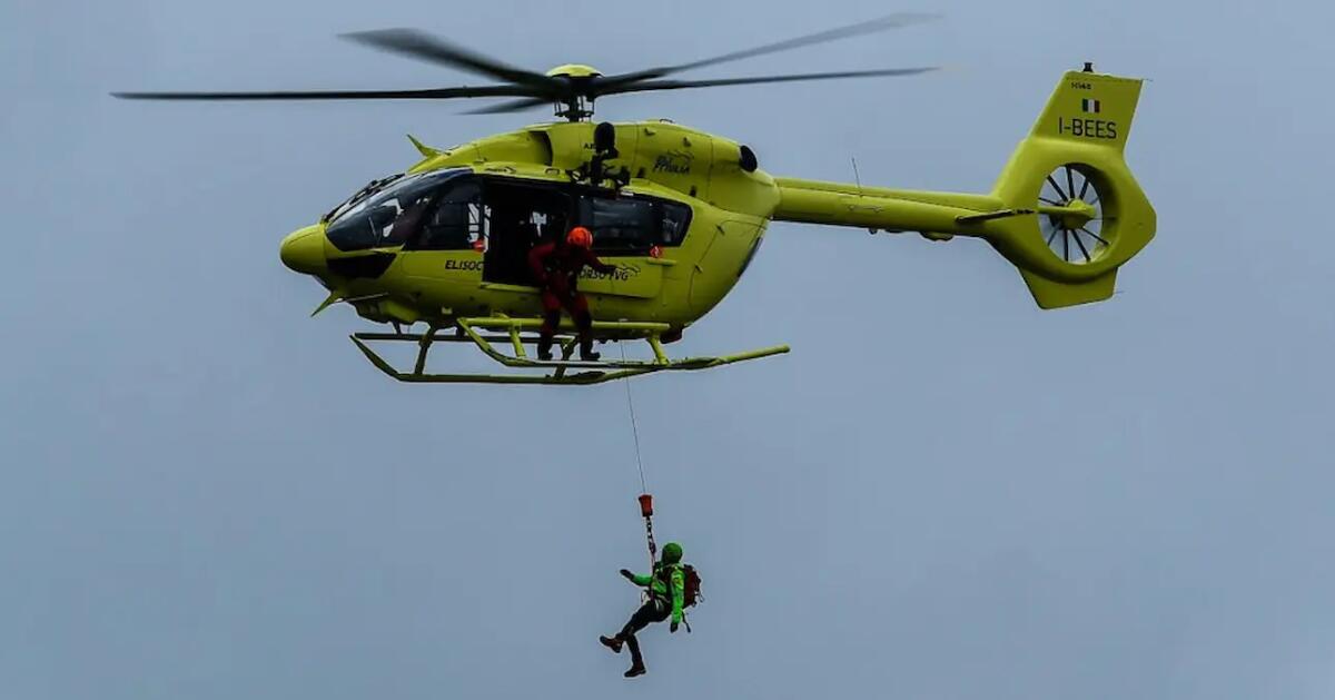 Snowboarder scende fuoripista e rimane bloccato su un salto di rocce: soccorso con l'elicottero - 