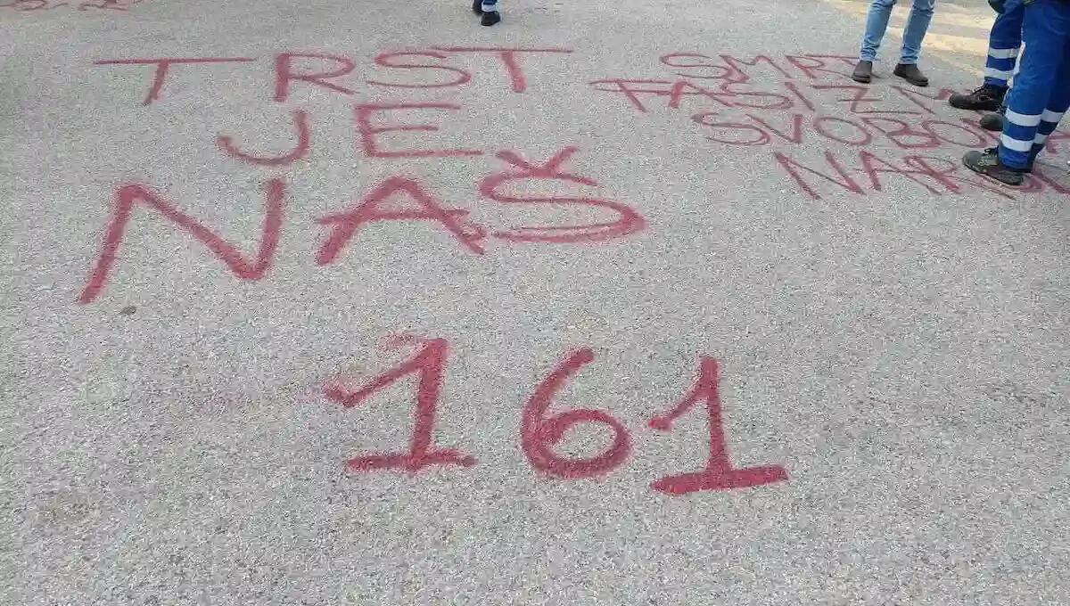Vandali imbrattano le foibe di Basovizza: accesso sfregiato con scritte offensive in vernice rossa - 
