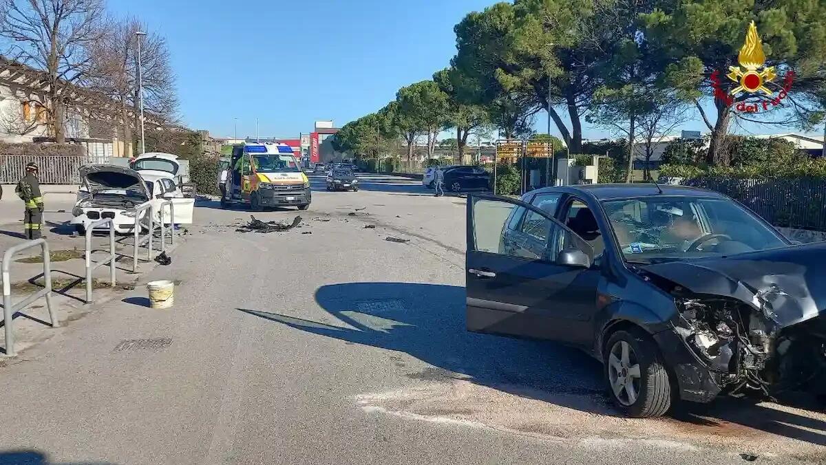 Scontro tra due auto a Meduna di Livenza: due feriti e traffico deviato - 
