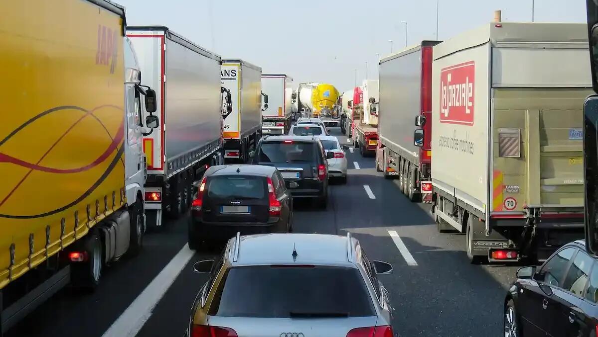 Malore alla guida, si schianta contro un palo: traffico bloccato - 