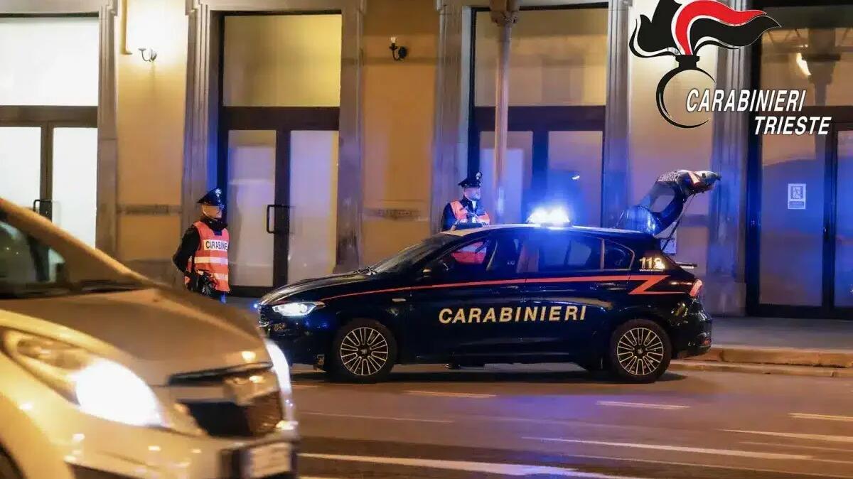 Ruba vestiti in un negozio, ma viene beccato dal personale: arrestato un 30enne con precedenti - 