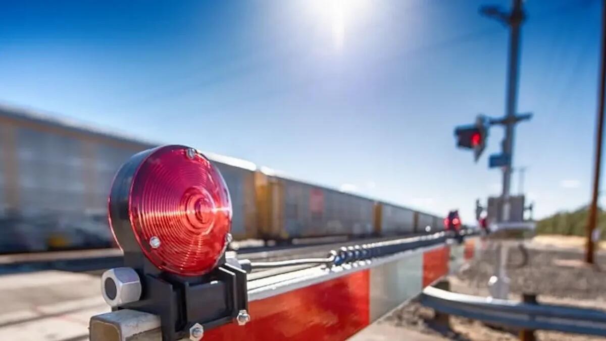 San Giorgio di Nogaro, camion attraversa il passaggio a livello e blocca i treni: ritardi nella circolazione - 