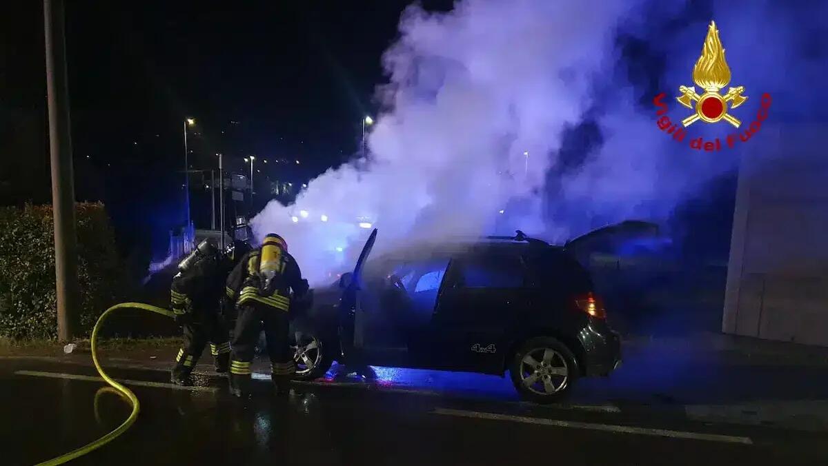 Auto in fiamme, il conducente si mette in salvo -