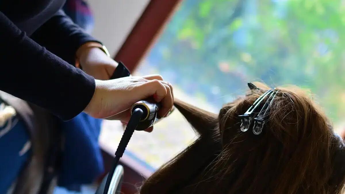 Aveva adibito casa sua a salone di parrucchiera senza autorizzazioni fiscali: scoperta e multata - 