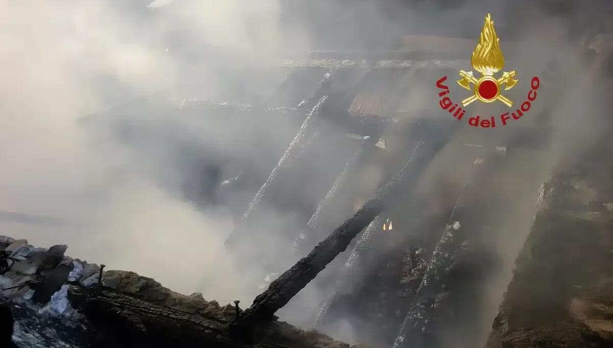 In fiamme una casa a tre piani: il fuoco devasta l'intera abitazione, lunghe operazioni di spegnimento - 