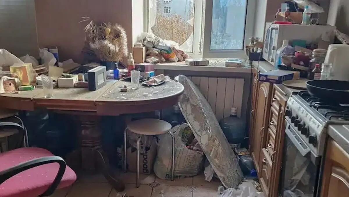 Villetta occupata abusivamente da tempo e resa un deposito di rifiuti: gruppo di ragazzi stranieri nei guai - 