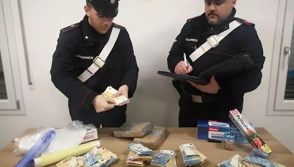Beccati due pusher con 2,3 chili di cocaina in auto: la nascondevano in una scatola di scarpe, arrestati - 