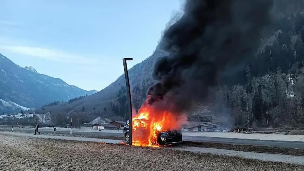 Auto in corsa prende fuoco: mamma coraggiosa salva sé stessa e i suoi bambini dalle fiamme - 